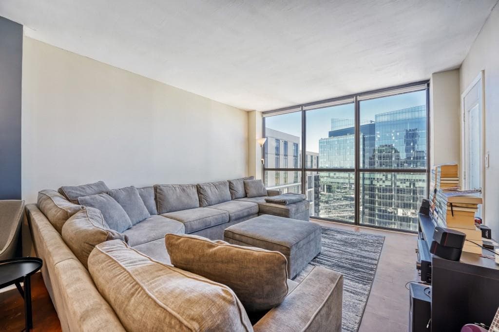 1 bedroom, 1 bathroom, 772 sq ft condominium for sale at 1280 W Peachtree Street 3312, Atlanta, GA 30309 — photo 2
