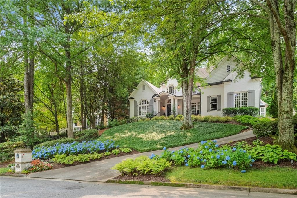 4 bedroom, 5 bathroom, 3,090 sq ft single family residence for sale at 885 Carlton Ridge, Atlanta, GA 30342 — photo 4