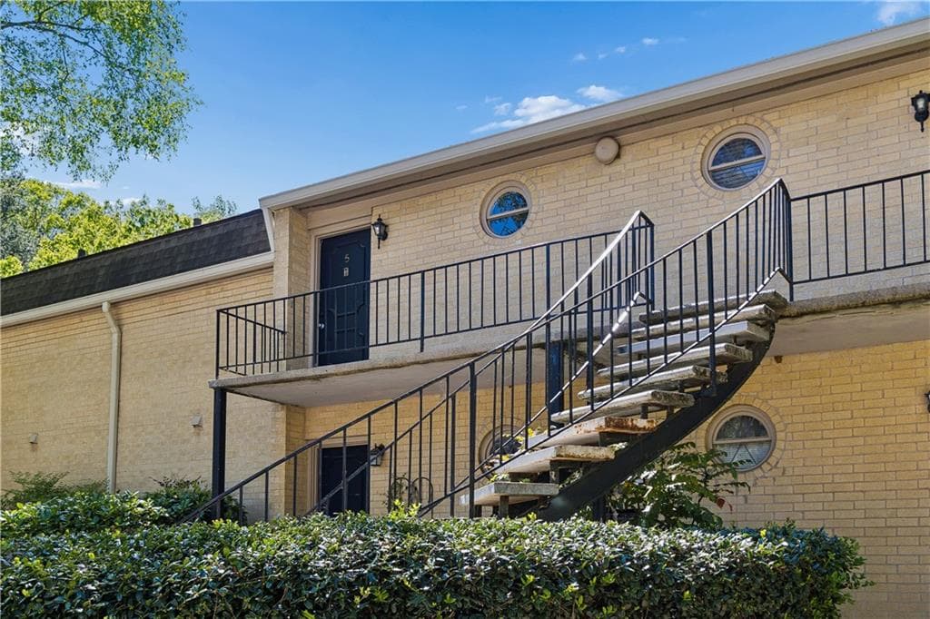 1 bedroom, 1 bathroom, 675 sq ft condominium for sale at 5400 Roswell Road G5, Atlanta, GA 30342 — photo 1 of 34