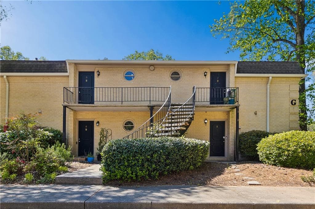 1 bedroom, 1 bathroom, 675 sq ft condominium for sale at 5400 Roswell Road G5, Atlanta, GA 30342 — photo 2