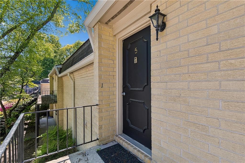 1 bedroom, 1 bathroom, 675 sq ft condominium for sale at 5400 Roswell Road G5, Atlanta, GA 30342 — photo 3