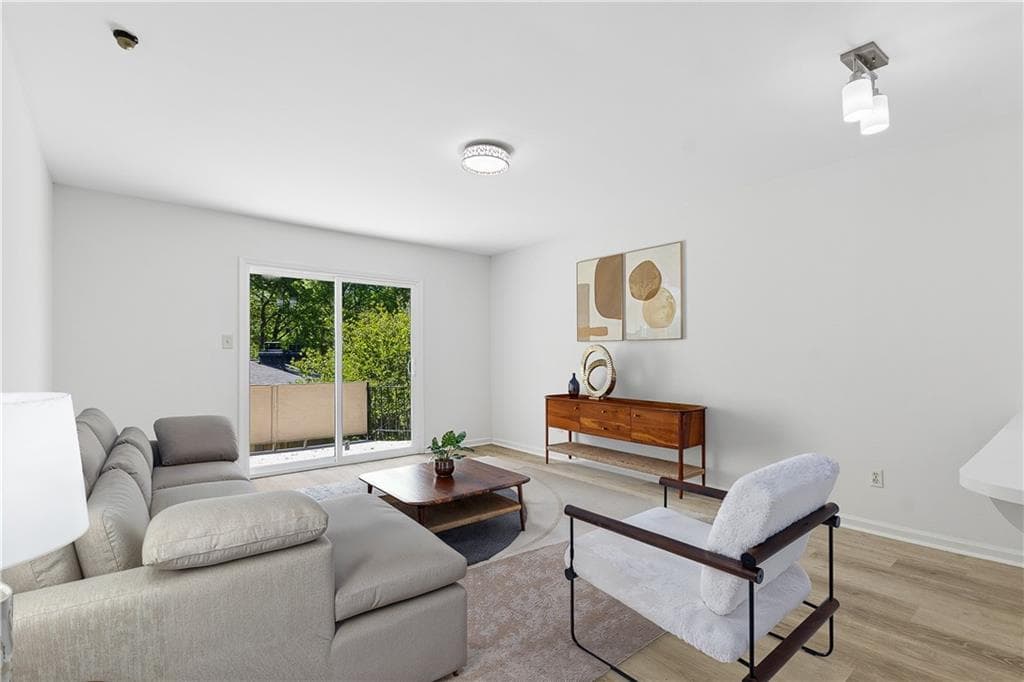 1 bedroom, 1 bathroom, 675 sq ft condominium for sale at 5400 Roswell Road G5, Atlanta, GA 30342 — photo 4