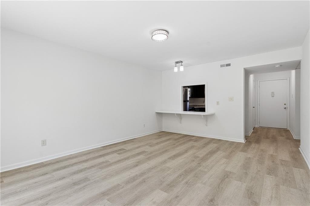 1 bedroom, 1 bathroom, 675 sq ft condominium for sale at 5400 Roswell Road G5, Atlanta, GA 30342 — photo 9