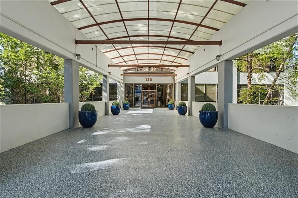 1 bedroom, 1 bathroom, 697 sq ft condominium for sale at 120 Ralph Mcgill Boulevard 102, Atlanta, GA 30308 — photo 2
