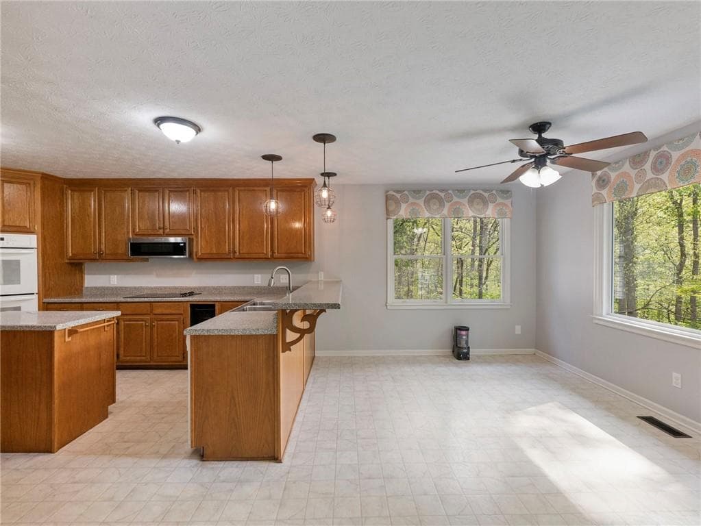 3 bedroom, 4 bathroom, 2,509 sq ft single family residence under contract at 2982 Rivercrest Drive, Gainesville, GA 30507 — photo 5