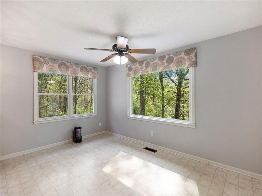 3 bedroom, 4 bathroom, 2,509 sq ft single family residence under contract at 2982 Rivercrest Drive, Gainesville, GA 30507 — photo 7