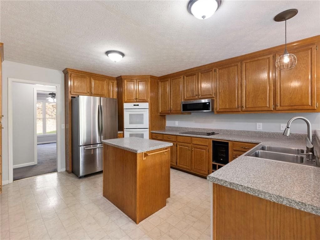 3 bedroom, 4 bathroom, 2,509 sq ft single family residence under contract at 2982 Rivercrest Drive, Gainesville, GA 30507 — photo 8