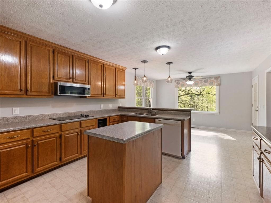 3 bedroom, 4 bathroom, 2,509 sq ft single family residence under contract at 2982 Rivercrest Drive, Gainesville, GA 30507 — photo 9