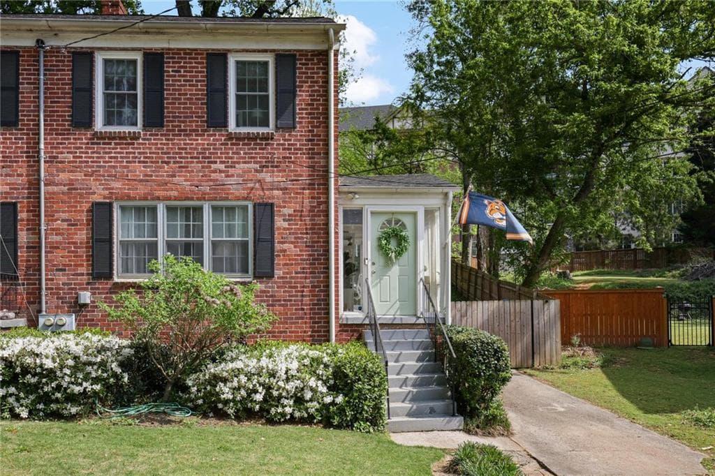 2 bedroom, 1 bathroom, 972 sq ft townhouse sold at 232 Kinsey Court, Atlanta, GA 30305