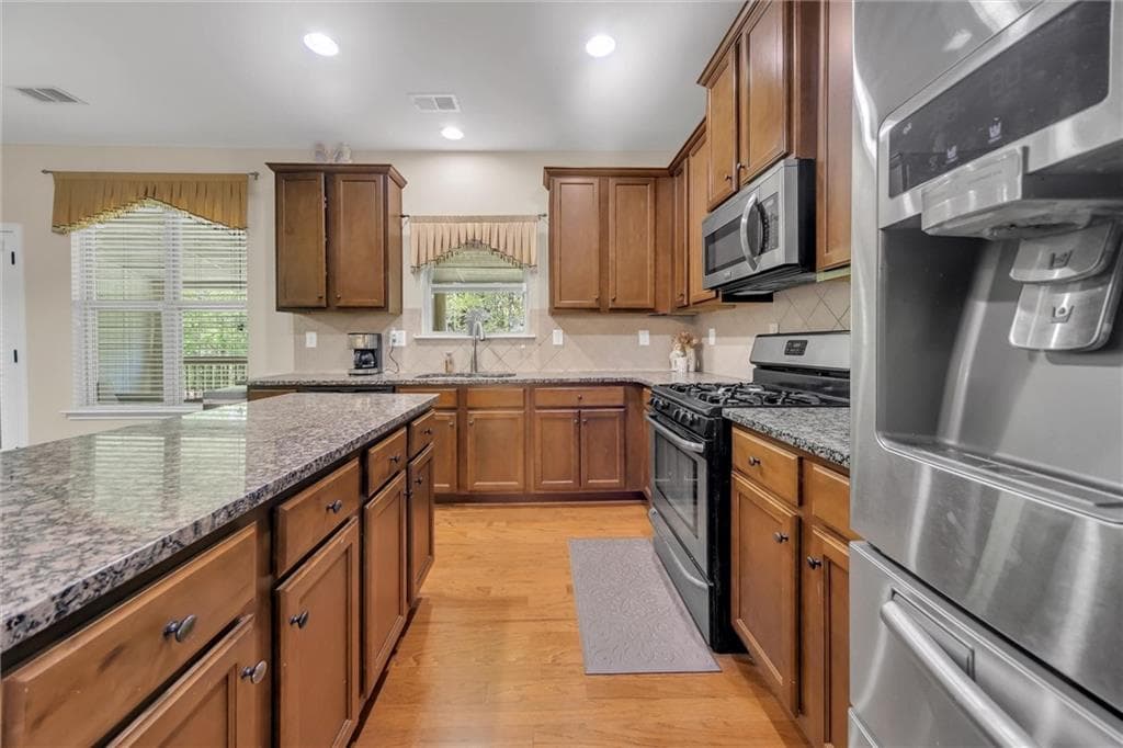 6 bedroom, 4 bathroom, 5,125 sq ft single family residence for sale at 5220 Breckinrigde Lane, Cumming, GA 30040 — photo 6
