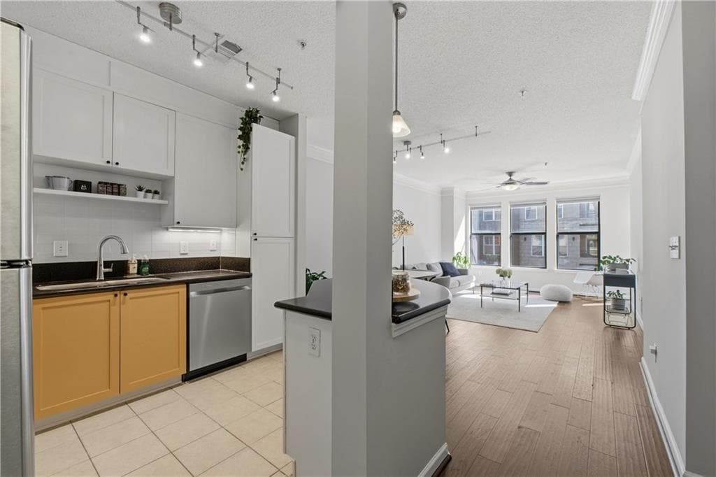 1 bedroom, 1 bathroom, 750 sq ft condominium sold at 400 17th Street 1207, Atlanta, GA 30363