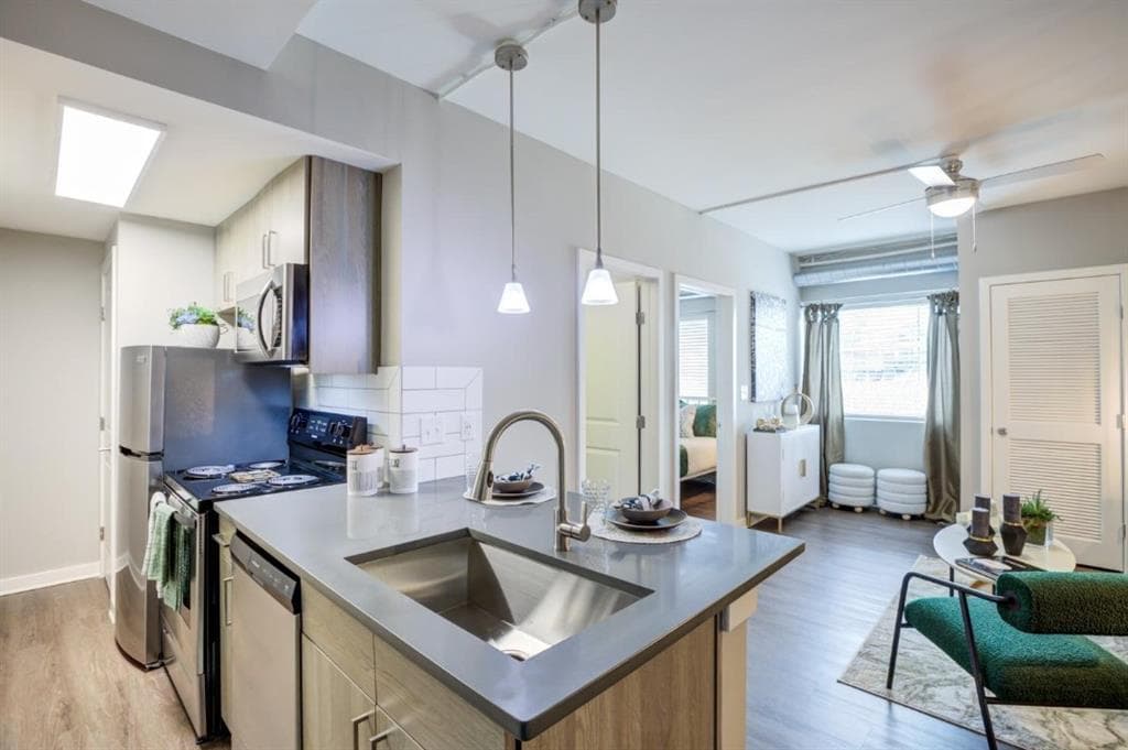 1 bedroom, 1 bathroom, 450 sq ft apartment for rent at 2025 Peachtree Road 547, Atlanta, GA 30309 for $1,195 a month — photo 3