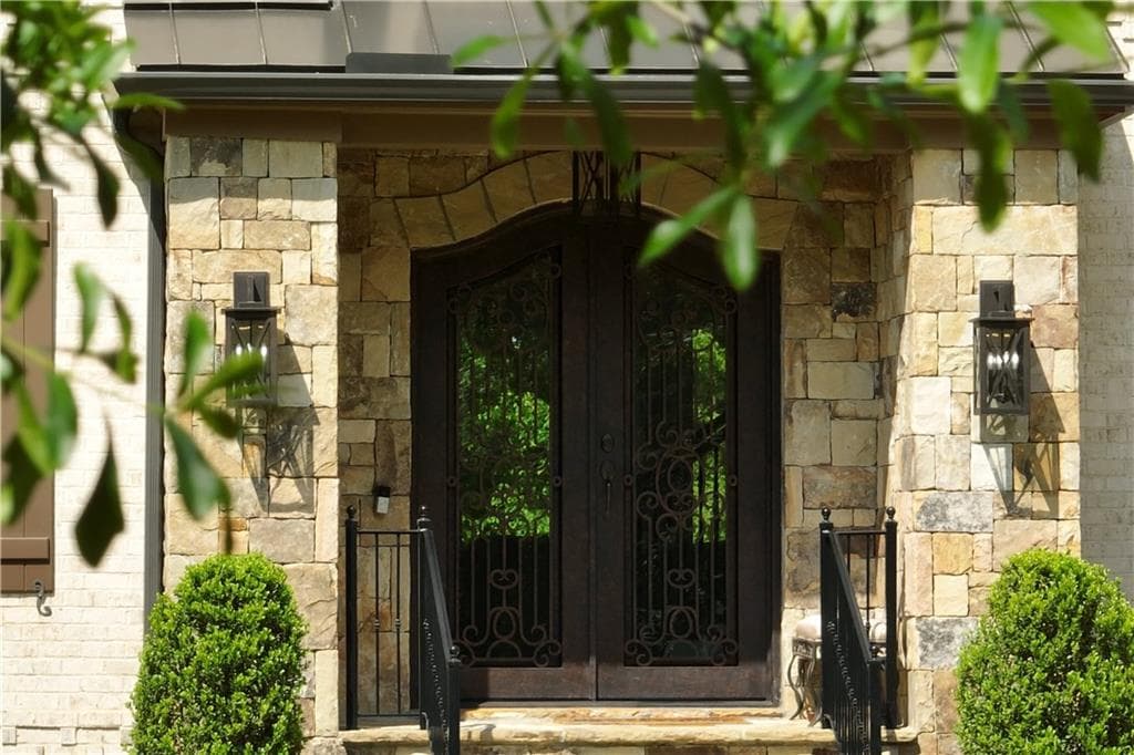 6 bedroom, 7 bathroom, 6,300 sq ft single family residence for sale at 9450 Prestwick Club Drive, Johns Creek, GA 30097 — photo 4