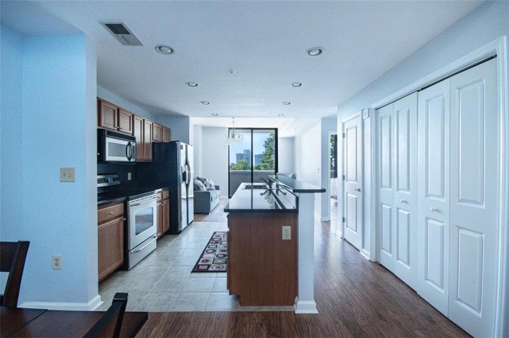 1 bedroom, 1 bathroom, 800 sq ft condominium for sale at 3040 Peachtree Road 507, Atlanta, GA 30305 — photo 3