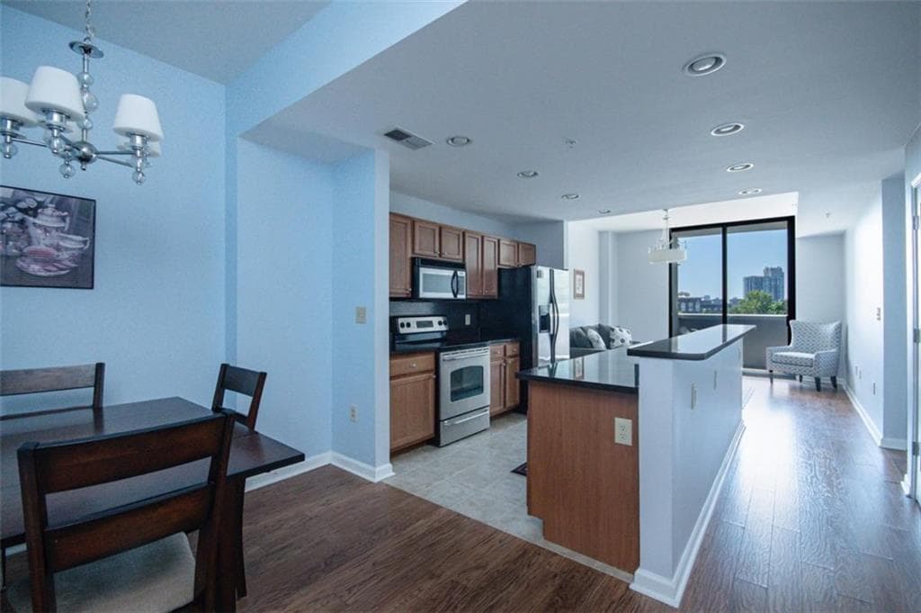 1 bedroom, 1 bathroom, 800 sq ft condominium for sale at 3040 Peachtree Road 507, Atlanta, GA 30305 — photo 4
