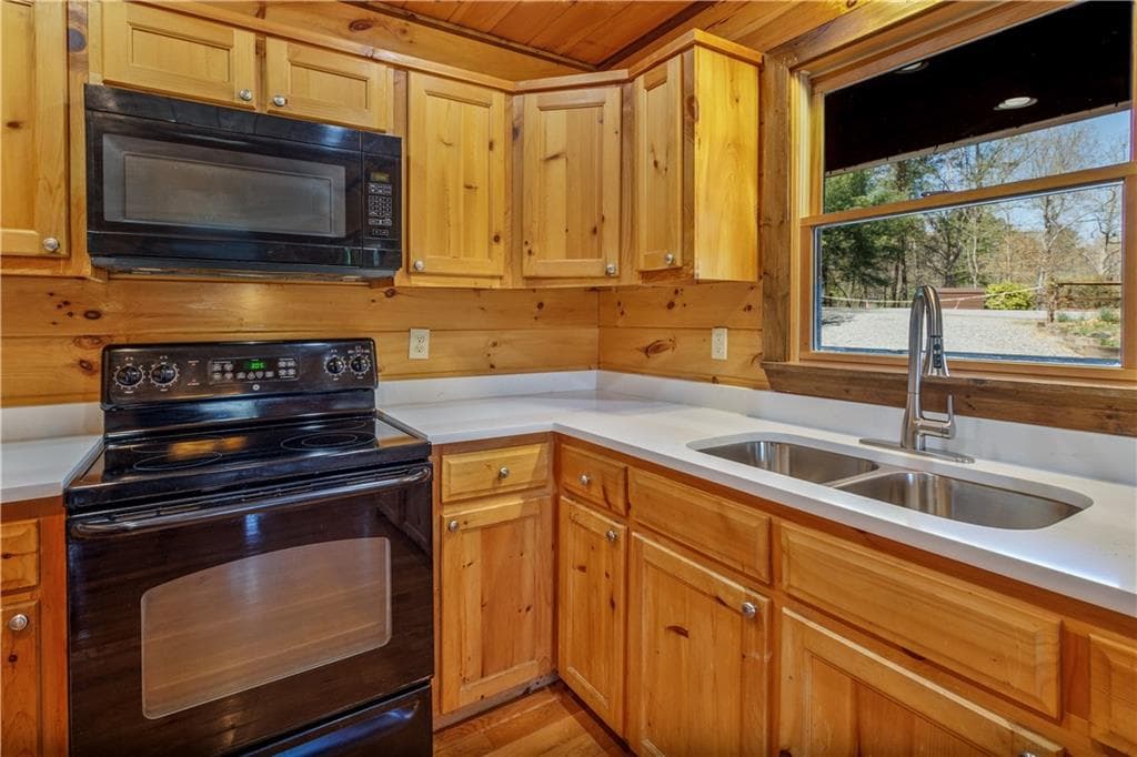 3 bedroom, 3 bathroom, 2,520 sq ft single family residence for sale at 166 Dallas Lane, Blue Ridge, GA 30513 — photo 6