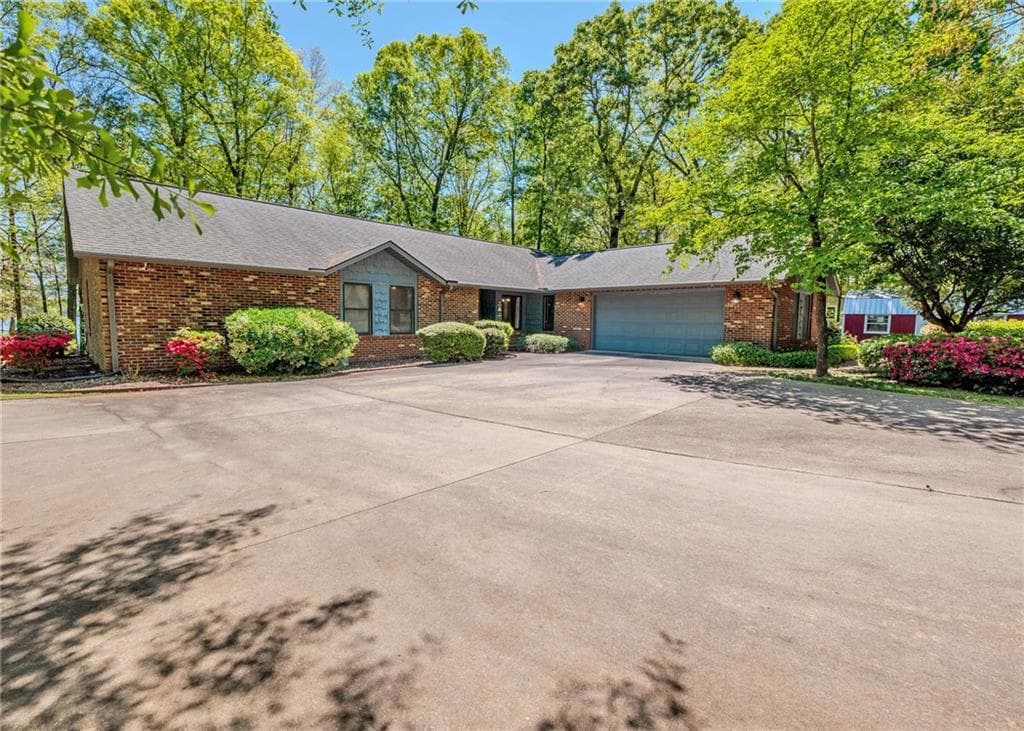 3 bedroom, 2 bathroom, 2,385 sq ft single family residence for sale at 7 Old Oak Trail, Hartwell, GA 30643