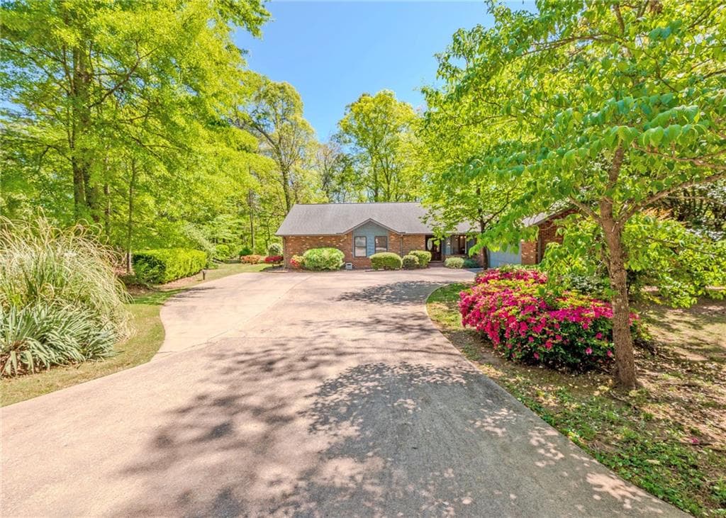 3 bedroom, 2 bathroom, 2,385 sq ft single family residence for sale at 7 Old Oak Trail, Hartwell, GA 30643 — photo 3
