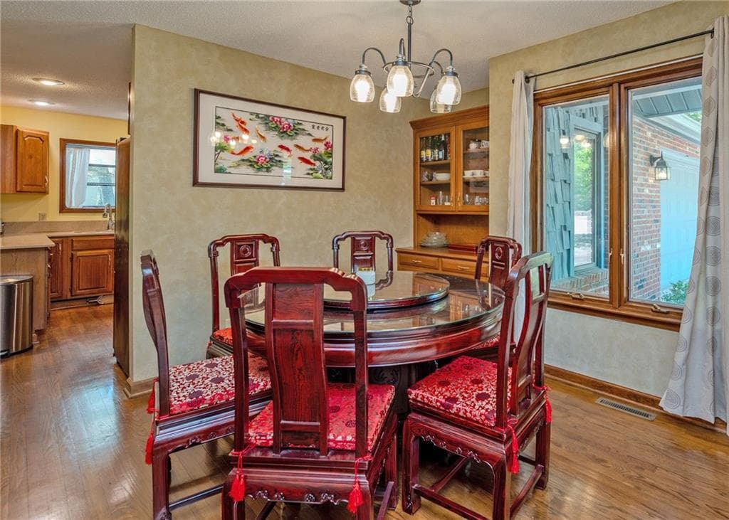 3 bedroom, 2 bathroom, 2,385 sq ft single family residence for sale at 7 Old Oak Trail, Hartwell, GA 30643 — photo 9