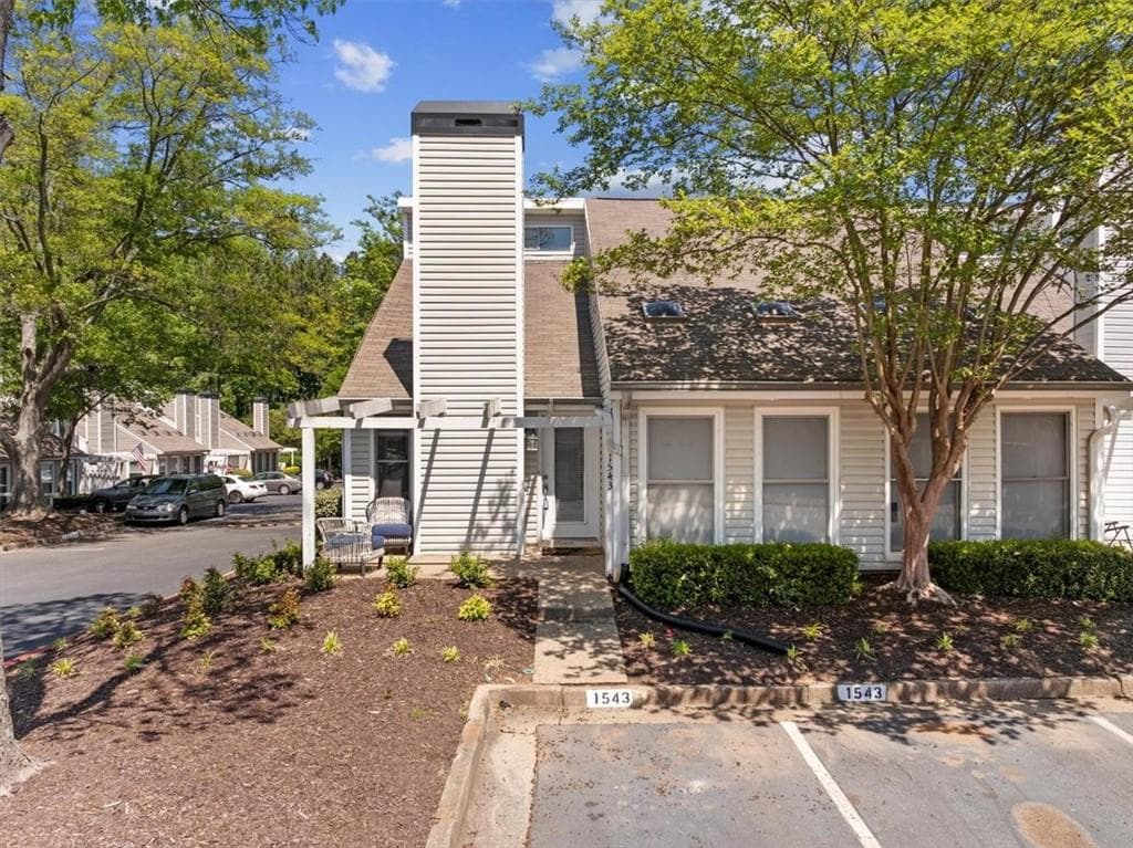 3 bedroom, 2 bathroom, 1,346 sq ft condominium for sale at 1543 Planters Ridge Lane, Alpharetta, GA 30004