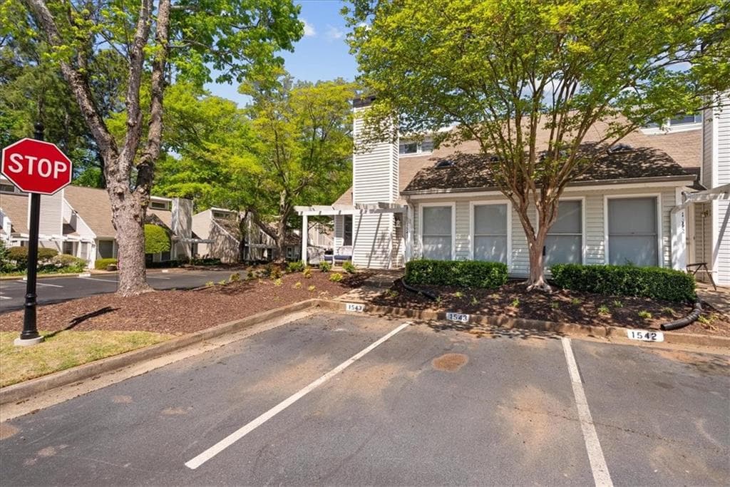3 bedroom, 2 bathroom, 1,346 sq ft condominium for sale at 1543 Planters Ridge Lane, Alpharetta, GA 30004 — photo 2