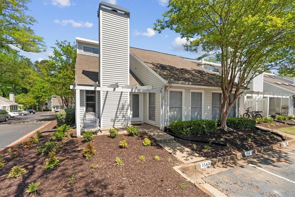 3 bedroom, 2 bathroom, 1,346 sq ft condominium for sale at 1543 Planters Ridge Lane, Alpharetta, GA 30004 — photo 3