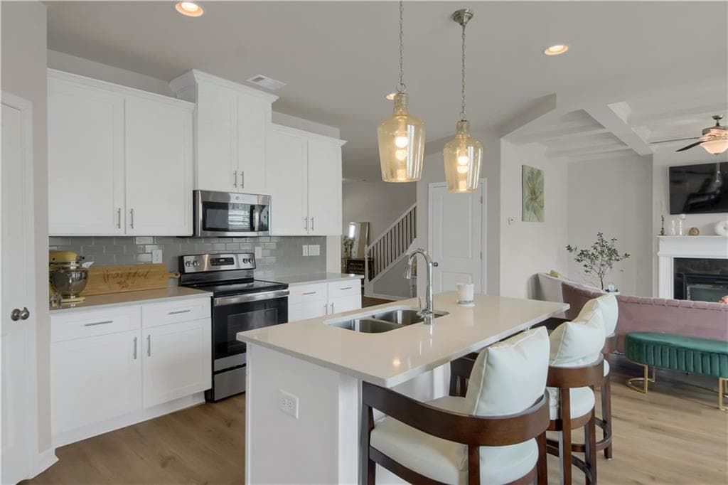 3 bedroom, 3 bathroom, 1,960 sq ft single family residence for sale at 2820 Aralynn Way, College Park, GA 30337 — photo 4
