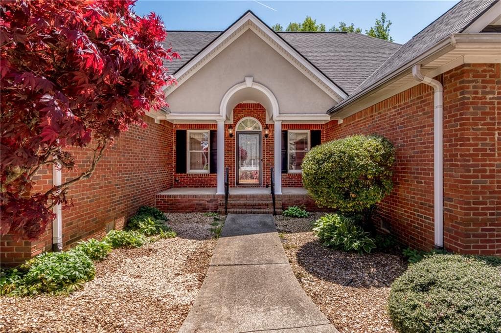 3 bedroom, 3 bathroom, 2,248 sq ft single family residence for sale at 6628 Windvane Point, Clermont, GA 30527 — photo 4