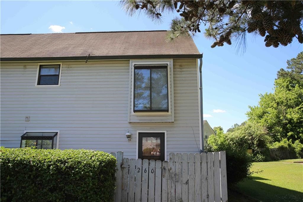 3 bedroom, 3 bathroom, 1,500 sq ft townhouse for sale at 260 Country Club Drive, Jonesboro, GA 30238