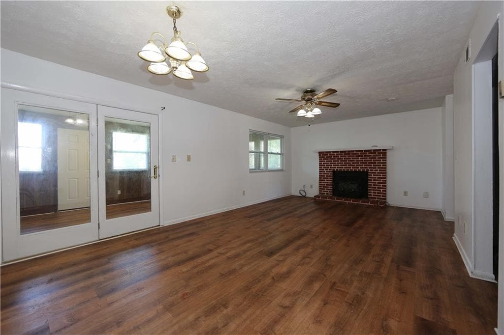 3 bedroom, 3 bathroom, 1,500 sq ft townhouse for sale at 260 Country Club Drive, Jonesboro, GA 30238 — photo 2
