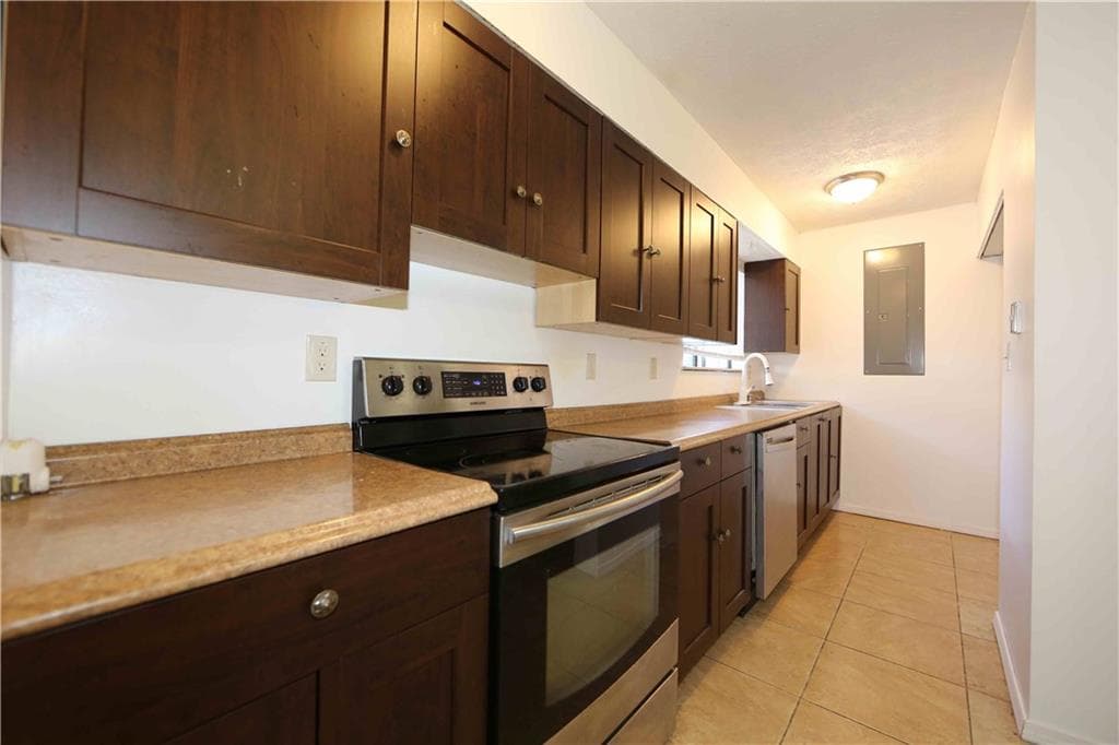 3 bedroom, 3 bathroom, 1,500 sq ft townhouse for sale at 260 Country Club Drive, Jonesboro, GA 30238 — photo 4