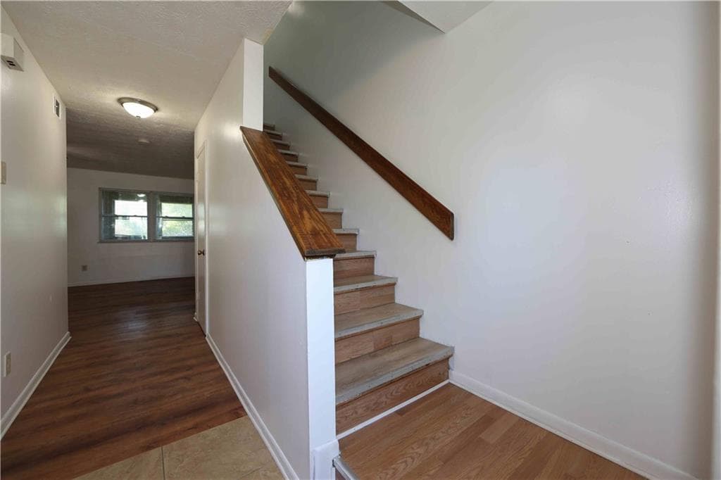 3 bedroom, 3 bathroom, 1,500 sq ft townhouse for sale at 260 Country Club Drive, Jonesboro, GA 30238 — photo 6