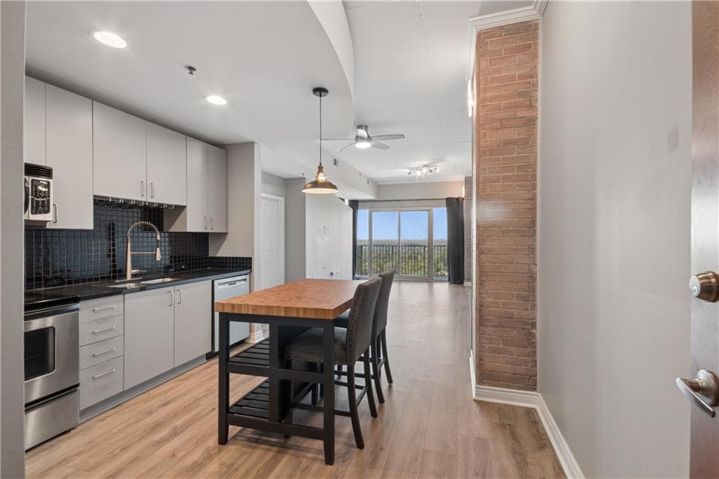 1 bedroom, 1 bathroom, 797 sq ft condominium for sale at 250 Pharr Road 1716, Atlanta, GA 30305 — photo 4