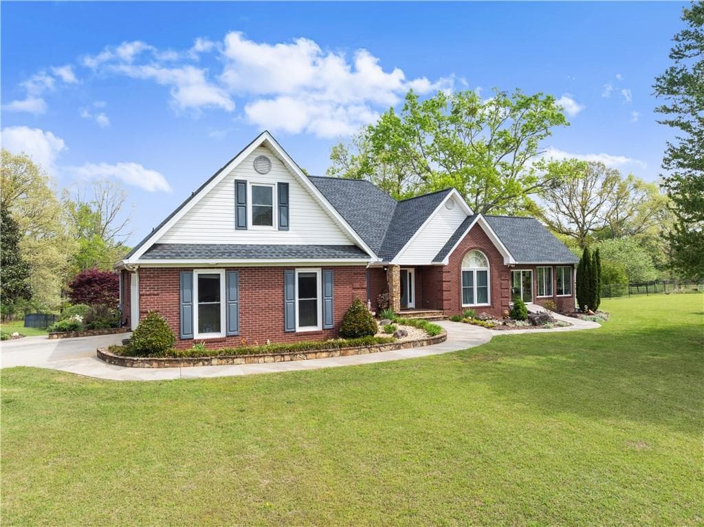 5 bedroom, 3 bathroom, 4,182 sq ft single family residence for sale at 4841 Cobb Griffin, Gillsville, GA 30543 — photo 4