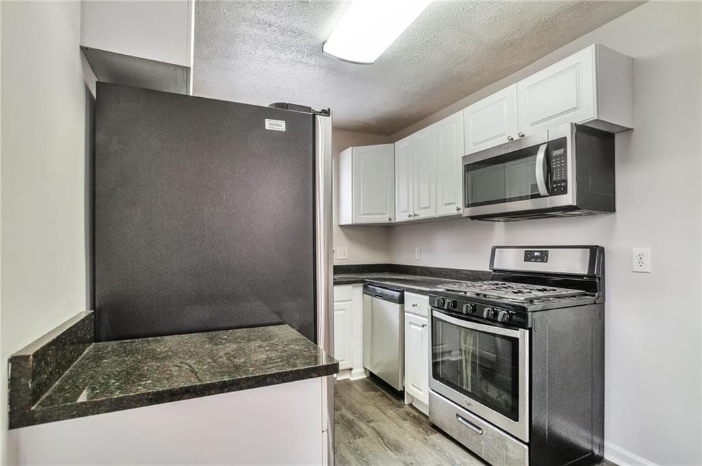 3 bedroom, 2 bathroom, 1,388 sq ft single family residence under contract at 2912 Knollview Drive, Decatur, GA 30034 — photo 9