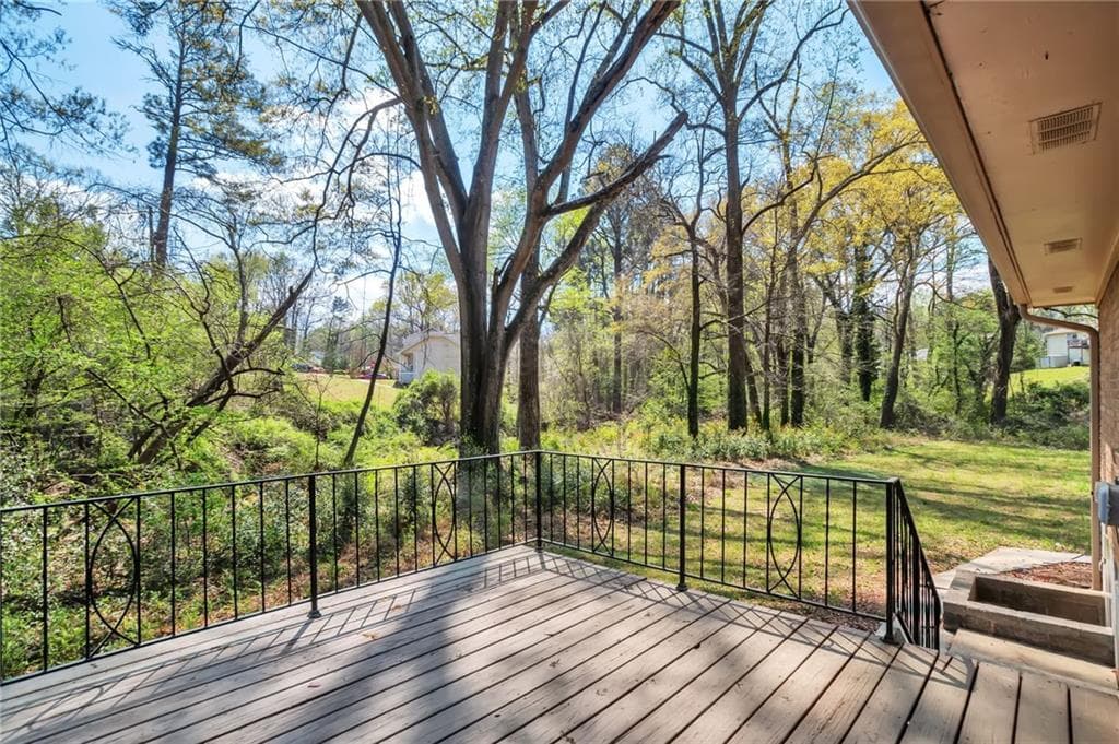 3 bedroom, 2 bathroom, 1,388 sq ft single family residence under contract at 2912 Knollview Drive, Decatur, GA 30034 — photo 10