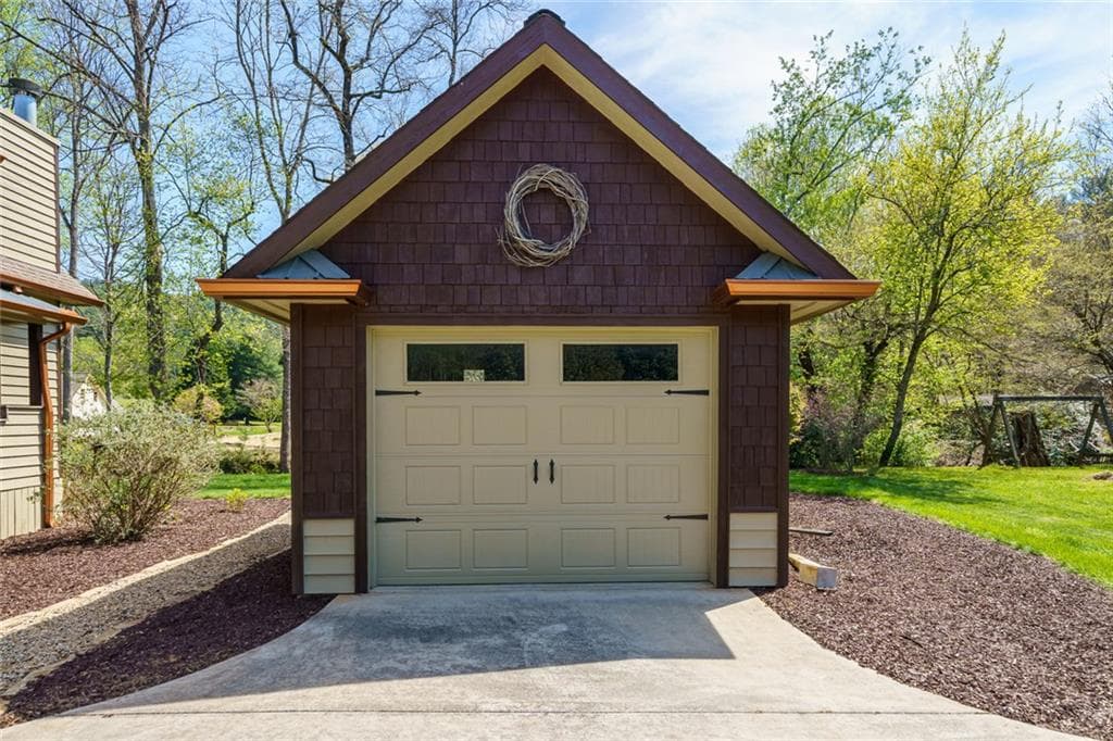 4 bedroom, 3 bathroom, 3,575 sq ft single family residence for sale at 2171 Big Pine Drive, Hiawassee, GA 30546 — photo 5