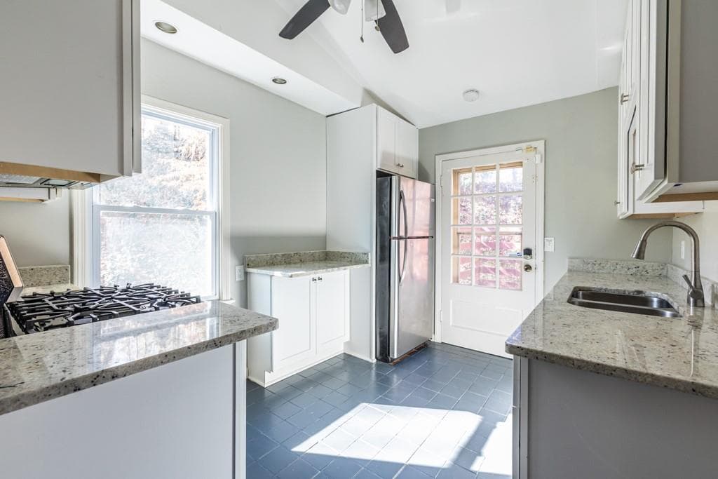 2 bedroom, 1 bathroom, 750 sq ft duplex for rent at 1570 Spring Lane B, Atlanta, GA 30314 for $1,300 a month — photo 1 of 25