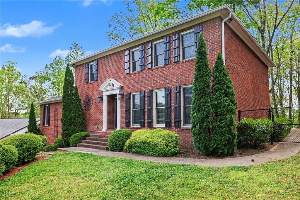 5 bedroom, 4 bathroom, 3,309 sq ft single family residence for sale at 205 Marsh Glen Point, Atlanta, GA 30328
