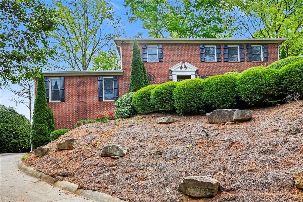 5 bedroom, 4 bathroom, 3,309 sq ft single family residence for sale at 205 Marsh Glen Point, Atlanta, GA 30328 — photo 2
