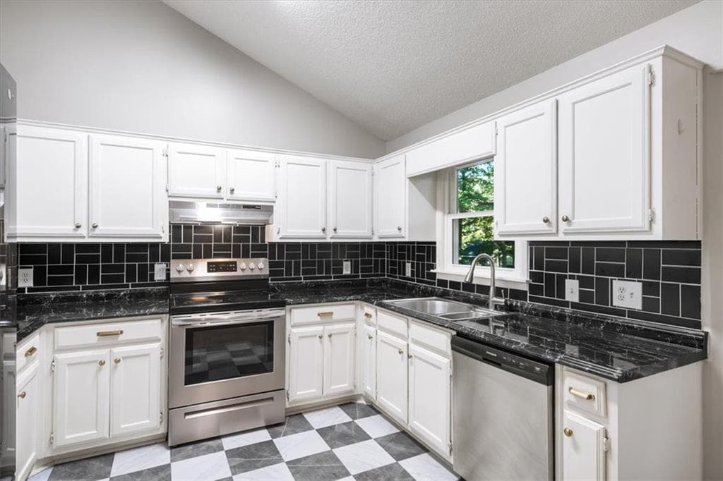 4 bedroom, 3 bathroom, 1,714 sq ft single family residence for sale at 1528 Oakleaf Drive, Auburn, GA 30011 — photo 8
