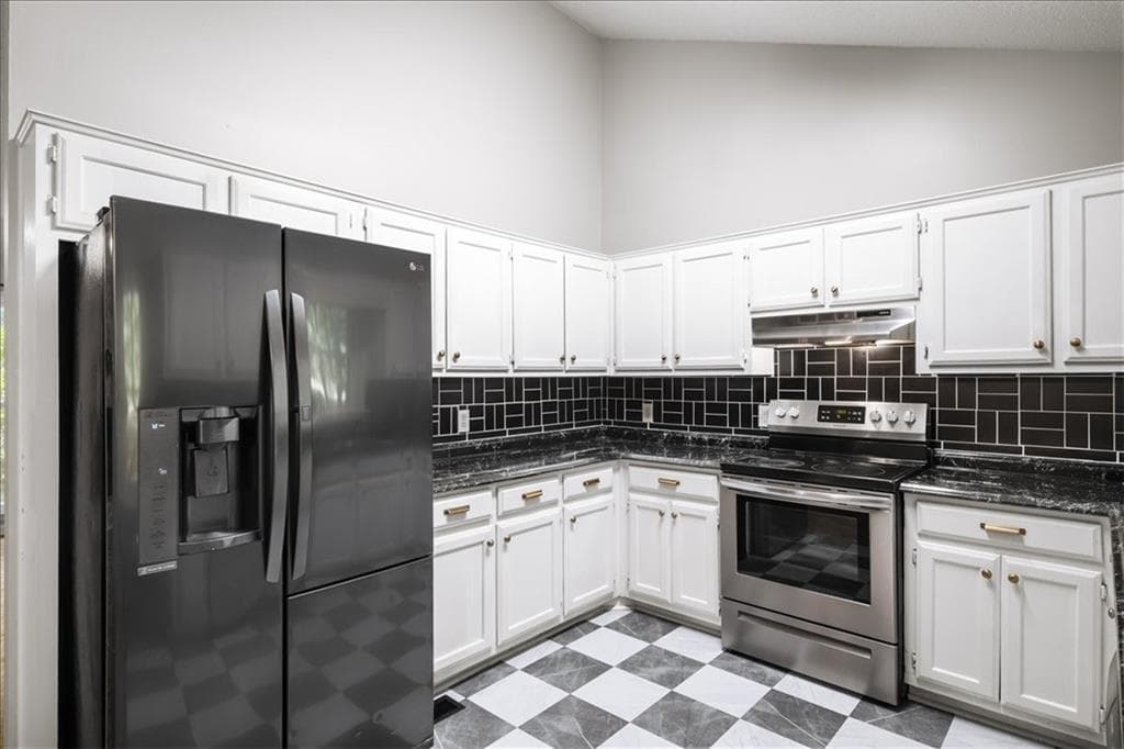 4 bedroom, 3 bathroom, 1,714 sq ft single family residence for sale at 1528 Oakleaf Drive, Auburn, GA 30011 — photo 9