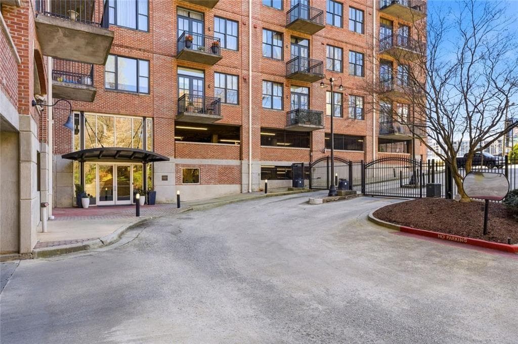 1 bedroom, 1 bathroom, 980 sq ft condominium for sale at 3235 Roswell Road 702, Atlanta, GA 30305 — photo 1 of 20