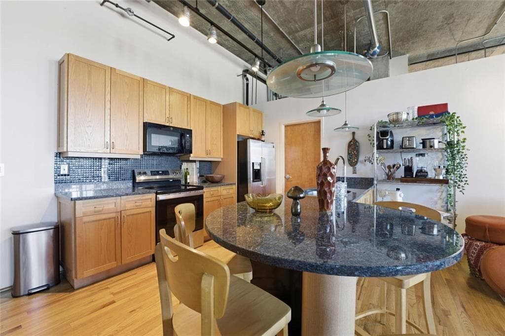 1 bedroom, 1 bathroom, 980 sq ft condominium for sale at 3235 Roswell Road 702, Atlanta, GA 30305 — photo 4