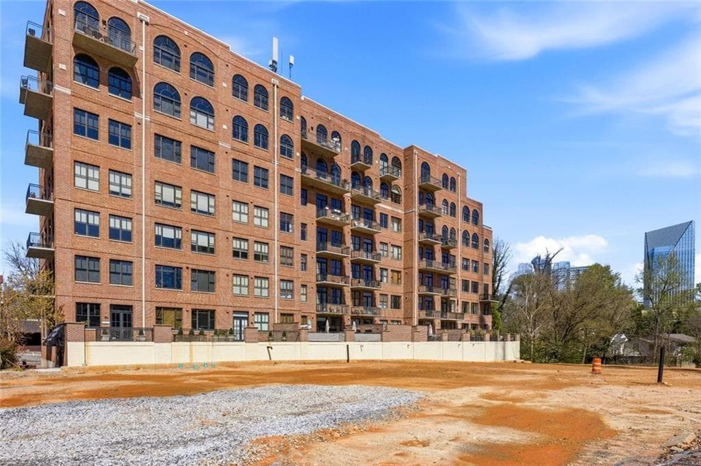 1 bedroom, 1 bathroom, 980 sq ft condominium for sale at 3235 Roswell Road 702, Atlanta, GA 30305 — photo 8