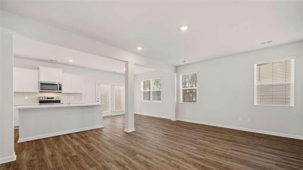 4 bedroom, 3 bathroom, 1,976 sq ft single family residence for sale at 109 Oakchase Park Lane, Hampton, GA 30228 — photo 4
