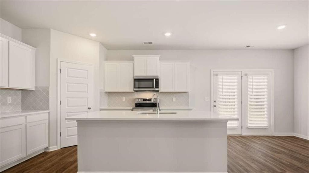 4 bedroom, 3 bathroom, 1,976 sq ft single family residence for sale at 109 Oakchase Park Lane, Hampton, GA 30228 — photo 5