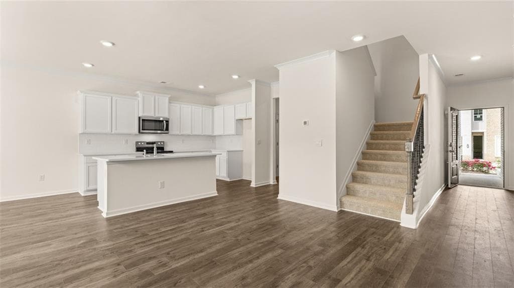3 bedroom, 3 bathroom, 1,947 sq ft townhouse for sale at 440 Silver Moon Drive, Loganville, GA 30052 — photo 3