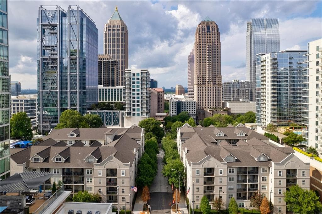 2 bedroom, 2 bathroom, 1,119 sq ft condominium for sale at 1074 Peachtree Walk B114, Atlanta, GA 30309 — photo 1 of 33