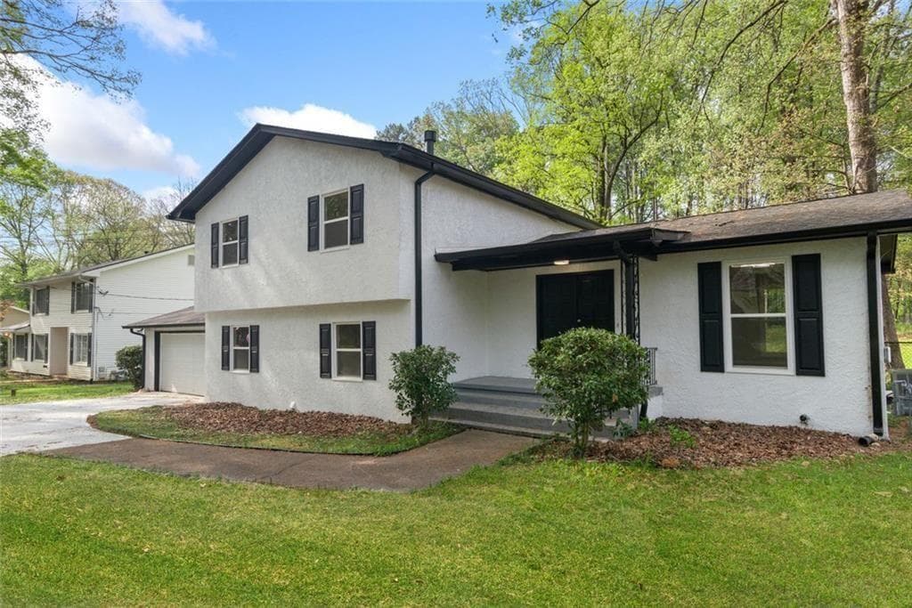 4 bedroom, 3 bathroom, 2,519 sq ft single family residence for sale at 4645 Dunwoody Club Drive, Dunwoody, GA 30350 — photo 3